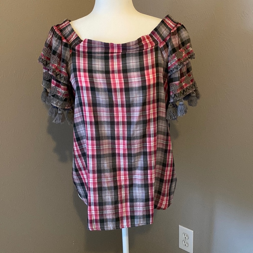 Cute fringe off shoulder top!